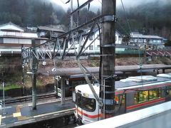 「普通列車だけで 飯田線７つの秘境駅めぐり」２日目。

↑↑の写真は、宿のお部屋からの眺め。

ココ 平岡駅は、駅と宿泊施設 そして レストランや日帰り温泉施設も備える “ふれあいステーション”
昨夜は、駅ナカ宿泊施設の「龍泉閣」に宿泊。