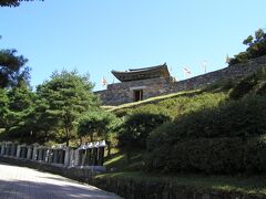 百済時代に城が築かれた公山城（コンサンソン）（1,200ウォン）。