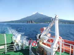 　この日は天候に恵まれ、礼文島の香深港へと向かうハートランドフェリーからは、すくっと尖った利尻山（利尻富士）が、まことにきれいに見える。この景色最高！