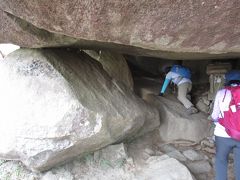 筑波山禅定（修験の行）の行場の一つ。
岩を抜けることで、生まれた姿に立ち返ることを意味しています。