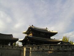 慶基殿から少し西に進んだところにある、全州に唯一残る城門「豊南門」。