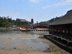 厳島神社。奥に五重塔と千畳敷