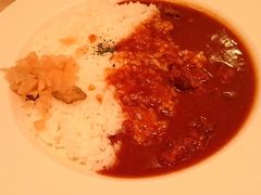 第二ターミナルでモーニングビーフカレーを食べる。880円。
注文して２、3分くらいでくる高速メニューでした。
具が完全に溶けてるルーが好きなので好み。
ごはん柔らかめで肉が２，３個ある。ほんのりスパイシーで美味しかった。