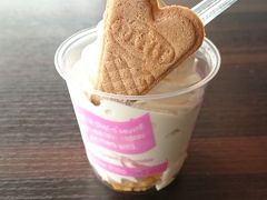 羽田に来たらとりあえずソフトを食べる事にしてまして。350円。
飛行機を見れるセルフカフェ。
味は普通だけど量が多いので量食べたい人はおすすめかな。
コーンフレークも下に入ってる。
