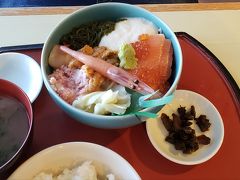 市場の2階のレストランで遅めのお昼ご飯。
黒潮丼です！

かに！うに！いくら！
とろろやめかぶのネバネバがヘルシーです。
