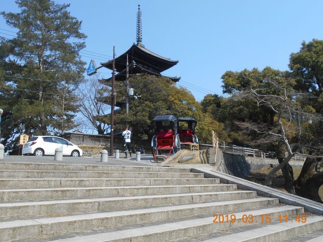 高い階段の下から見上げると先ほどの五重塔が　かなり小さく見えます。