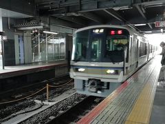 新快速で京都、京都鉄道博物館に向かうべく嵯峨野線に乗り換え。
最低でも２２１系なんだなぁ