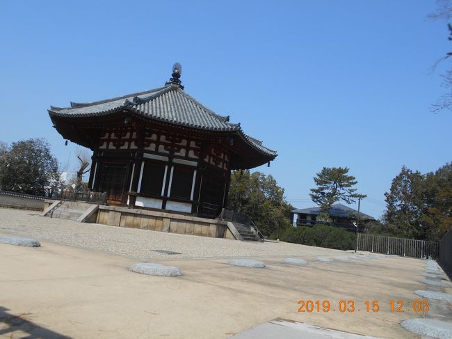 少し歩いて北円堂まで来ました。