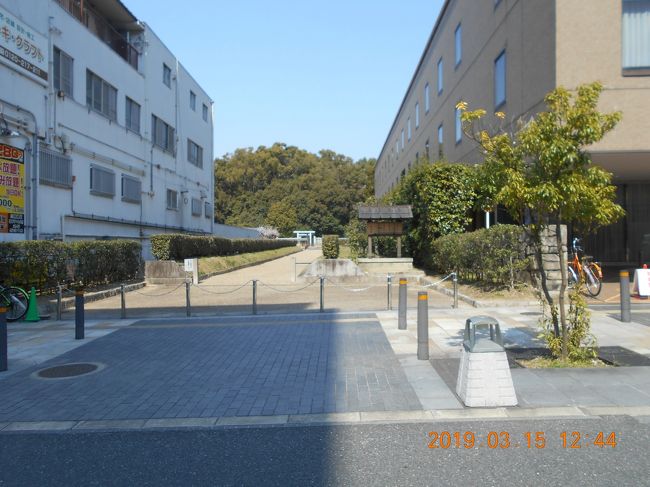 大きな二つのビルの間にある開化天皇陵への参道があり、そのずっと先には小さく鳥居が見えています。