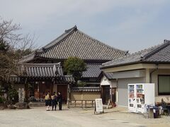 　飛鳥寺は、百済や高句麗人の技術で造られた日本最初の寺だ。
　曽我氏が宗教戦争に勝ち、仏教が公（権力）に許されたことを内外に示す、象徴の役割もしている。
　各豪族がそれぞれの神を祀る政治体制から、同じ世界観や道徳を持ち、同じ仏を祀る統一した政治体制に移ることも意味している。