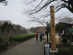 お城マニアではありませんが金シャチ横丁・宗春ゾーンを通り名古屋城へ向かいます。
