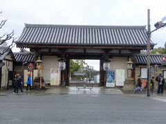 行ったことなかったので，途中で五重塔で有名な東寺を訪れました．

京都駅から徒歩15分程で，東寺の慶賀門へ．

世界文化遺産の東寺（教王護国寺）は真言宗総本山．
