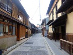 横の路地もこのように京風の純日本式の家並みでした．