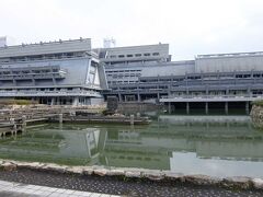 京都国際会館の建物と池．

和風の回遊式庭園の趣を残すモダンな広い庭園という感じ．