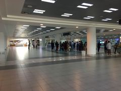 マンダレー空港は真新しく、広々としてます。
ゆっくり入国審査場へ歩いていると、中国人団体客が現れました。
まずいと思い、早足でイミグレ窓口に向かいました。
無事団体客に巻き込まれることなく、入国できました。