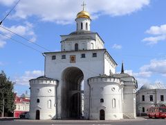黄金の門
　　　　　　　　　　　
　メインストリートの真ん中。1158～1164年にアンドレイ・ボゴリュブスキーによってキエフの黄金の門を模して建てられた。門の上にはリゾパラジェーニエ礼拝堂がある。