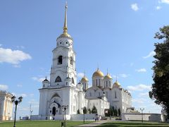 ウスペンスキー寺院

　カトリック教会の聖母被昇天の祝日（8月15日）に対応する「生神女就寝祭」を記念して，アンドレイ・ボゴリュブスキーの命により，1158～1160年に建設された，６本の柱と５個のドームを戴く大聖堂。1189年に拡張後は，広さ1178㎡に及び，その後300年から400年の間，ロシアの教会の中で最大の大聖堂で，モスクワのウスペンスキー大聖堂をはじめとする，ロシア各地の同名寺院の手本となった。鐘楼は，1810年ころに建設