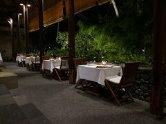 ホテルの「プランテーションレストラン」で夕食にインドネシア料理 
