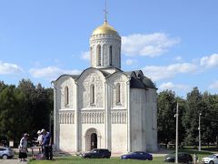 ドミトリエフスキー寺院

　1197年，フセヴォロド3世により建設。ちらっと中をのぞいたが，むき出しの石のままのシンプルなものだった。