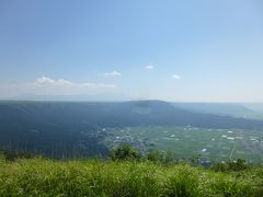 大観峰からの眺望（かぶと岩展望所）

巨大噴火によってできた阿蘇カルデラ
カルデラって何だっけ・・・昔、地理で習ったような
これのこと、だね

調べてみたら、「火山活動でできた大きな凹地のこと」
大きな、って、大きい～！