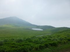 草千里ヶ浜

阿蘇五岳の１つ、烏帽子岳（1,337ｍ）の麓の火口跡に広がる大草原と池
のどかな絵になる風景。けど火口跡なんだな～、と思うと一転、「火の鳥」（手塚治虫）的なワイルドな景色に見えてくる