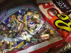 今回来れない嫁さんからチョコの詰め合わせ袋を買って来てと頼まれ、ジョーテンスーパーストア(旧コスコ、コストコじゃないですからね)に買物に行ったものの何を買えば良いのやら。
写メしてLINEで送ったり面倒でした(笑)