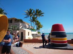 【4】key West観光①のつづきです

ヘミングウェイのお家から更に南下して
「Southernmost Point of the Continental US」
アメリカ最南端に到着～　足が疲れました！