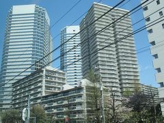 新川崎駅付近には高層ビル群。