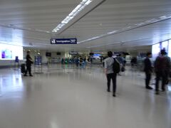 最悪の空港の評判なので、急いでイミグレへ向かったが、まったく混雑が無い。
サクサクと入管、税関を過ぎて、乗り換え時間が大幅に余ってしまった。