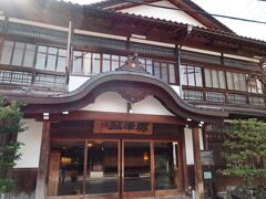 さて、この日の宿はこちら、奥津荘です。昭和2年築という90年の歴史をもち、当時の趣をそのままに2004年にリニューアルを施した昭和の木造建築だそうです。