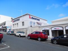 ル・ヴィラージュ・ショピングセンタ横
カンタス航空の建物