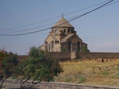 フリプシメ教会。エチミアジンにある６１８年創建の古い教会です。
ローマから来て、キリスト教を布教していた美女フリプシメは、
帰依する前のティリダテス3世に求婚され、それを拒絶したために
殺されてしまいました。
殉教者となったフリプシメのために、後世ここに教会が建てられました。
このフリプシメ教会とエチミアジン大聖堂、それにこの近くにある
ズヴァルトノツ遺跡を合わせて、「エチミアジンの大聖堂と教会群
ならびにズヴァルトノツの考古遺跡」として世界遺産に
認定されています。
