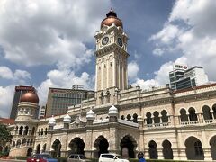 国立モスクの向かいにあるスルタン・アブドゥル・サマド・ビル
イギリス統治時代には連邦事務局として行政の中核となった建物で現在はマレーシア最高裁判所。とても美しく絵になる建物でした。