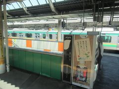 赤羽駅に停車します。
少し遅れて横浜あたりから並走してきた上野東京ライン経由の高崎線籠原駅が入って来ました。
鶴見付近で別れてから４５分ぶりの再会です。