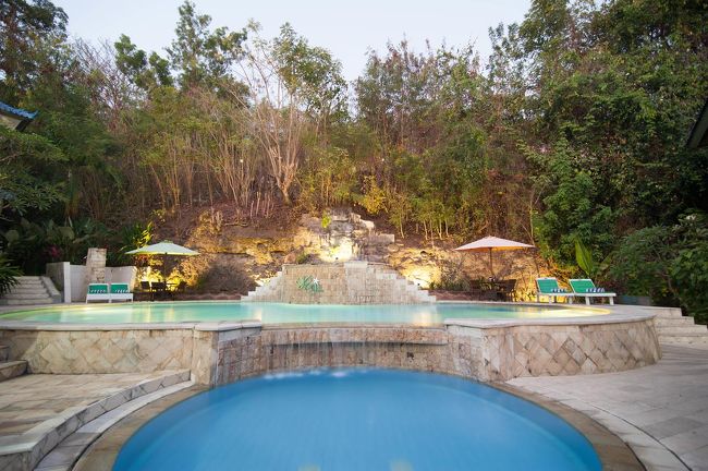 空港からパダンバイまではカーチャーター。<br />パダンバイから迎えに来ます。<br />snsのMessengerで(^-^;　<br />「まうまう　いつ来るの？」<br />丸見えだけれどホント便利な世の中になりました。<br />https://goo.gl/maps/Ljss1jAsYMw<br /><br />アグン山噴火のニュースの旅に<br />「ママー、安全だからねー、おいでよねー」<br />ってメッセージくれます。ほんとかな？信じますよ。<br />