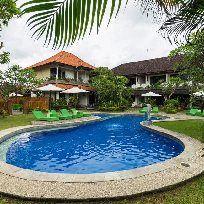 パダンバイから車で約１時間のサヌールです。<br />ここは大好きウィラサナちゃんです。<br />https://baliwirasanainn.com/<br />デラックス　ダブルルーム　プールビュー （２階）<br />朝食付き　５泊　１泊あたり3,800円<br />￥19,051　 Rp2,430,000 <br /><br />ここもbooking.comで厳しいレビューがありますので、<br />よく読んで納得してから予約してください。<br />デラックスのカテゴリーなら間違いないと思うのですが・・