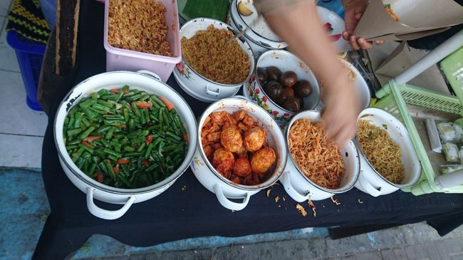 このナシクニン（おかず乗せターメリックライス）があれば。<br />毎朝７時ごろに行きます。<br />朝日は見に行けないが、ナシクニンは買いに行く(笑)<br /><br />