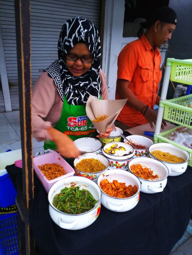 5000Rp（40円）の朝ごはんってなによ？<br />なんなのよ？(*^。^*)<br />もう高級ホテルでブッフェの必要はないんです。<br />