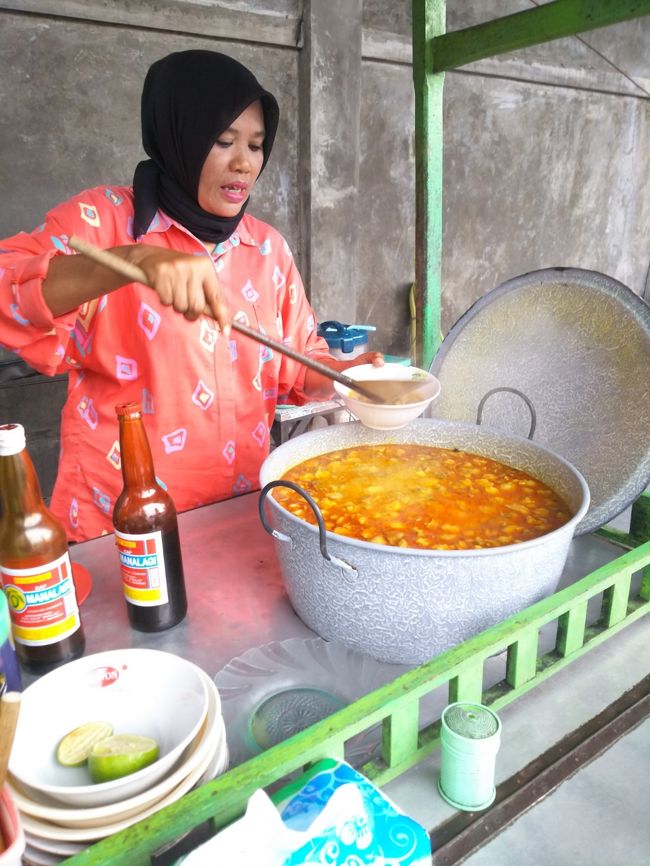 あぁ！！元気が足りないんですね（どこの？）<br />やぎ（内臓）のスープ（カレー）はいかが？<br />グレカンビンといいます。<br />中身もたっぷり入れてもらって10,000Rp<br />ロントン（餅様）も付けてくれるかも。