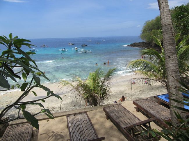 ブルーラグーン（パダンバイの丘を越える）<br />夕刻　日帰りのお客さんが引けたころ<br />マッサージおばちゃんに揉んでもらいましょうか。<br />