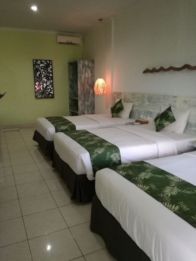 ベイビューハウス（2018年９月）と<br />プリライ（2018年12月）に浮気して(笑)<br />１年ぶりのBeji Bay Resorです。<br />１部屋１泊 IDR 360,000<br />朝食付　写真の部屋はトリプルですが予約はダブルです。<br /><br />agodaで厳しいレビューもありましたので、<br />よく読んで納得してから予約してください。<br />私は値段、部屋の明るさ、プールなど満足してるんですけれどね。<br />う～ん水回りはお世辞にも・・・あはは<br />