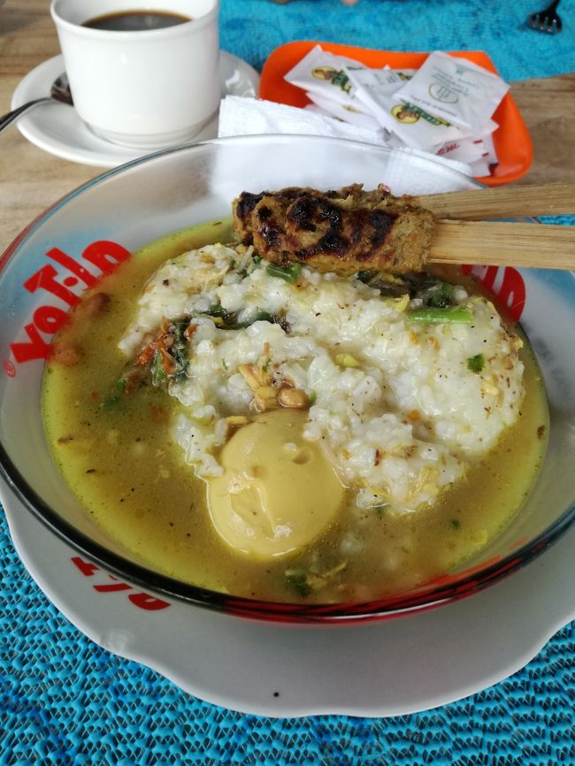 「たまご乗せてけろ」「肉をもっと入れてけろ」<br />とごちゃごちゃ言うと<br />10,000Rpになります。　それでも80円だわよ！<br /><br />カジュアルなホテルでは器を貸してもらえます。<br />朝食会場に持ち込んでいいかは、<br />それは自己判断でお願いしますね。