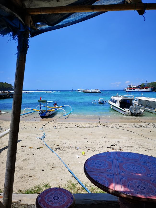 パダンバイってこんなとこだよ～ん。<br />海が青いですね～(#^.^#)<br />右側の大きな船（フェリー）は<br />ロンボク島レンバル港までRp50000（１人）ですが、<br />約５時間かかります、完全ローカル。<br />まだ乗ったことないですが・・・いつかは挑戦したいっす。<br />https://www.indonesiaferry.co.id/<br />