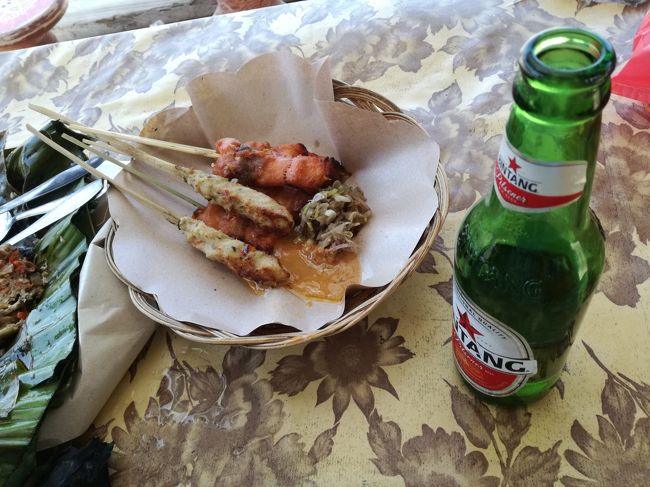 地元ワルン（屋台）で　うまいもの<br />漁港に新鮮な魚があがるんです。<br />このワルンのおやじ（マンクーです）<br />自ら漁に出てますから<br />今朝獲れのバラクーダのサテとか食えます。<br />ビンタンのおともに　ぴったりです。<br />ピーナツのサンバルなんです。