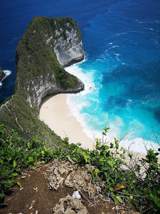 プニダ島ってこんなとこ。<br />バイクで転倒しそうになりながら悪路を<br />どんどん進むと　絶景！クリンキンビーチ<br /><br />港からはたっぷり１時間かかります。<br /><br />※結局、プニダにもラフティングに行かず、サヌールで街スパ＆とことんローカルワルン開拓にしました。<br />