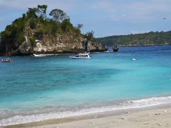 絶景巡りの〆はクリスタルバイで<br />ビーチエントリーでシュノーケリング<br />ビックリするくらいすぐそばでサンゴとカラフルお魚たち。<br />ギアは持参もおすすめです(笑)。<br />レンタルは１時間100Kですから。<br />※結局、プニダにもラフティングに行かず、サヌールで街スパ＆とことんローカルワルン開拓にしました。<br />