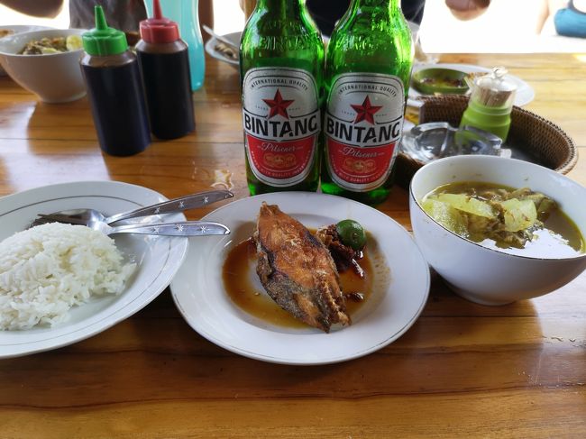 https://goo.gl/maps/39J3mUzCGjH2<br /><br />ハントゥアでフェリーを降りたら<br />Warung mak beng直行っすね。<br />今やなんと！１人前55,000Rpらしいです（驚愕）<br />白飯　魚揚げ　魚スープ これで１人前<br />うまいので仕方ないですね。ビール大びんは40,000かな・・・<br /><br />１食5000Rpのナシチャンプルやブブールを食べている<br />我が家にとっては、なんと11人前！！(笑)