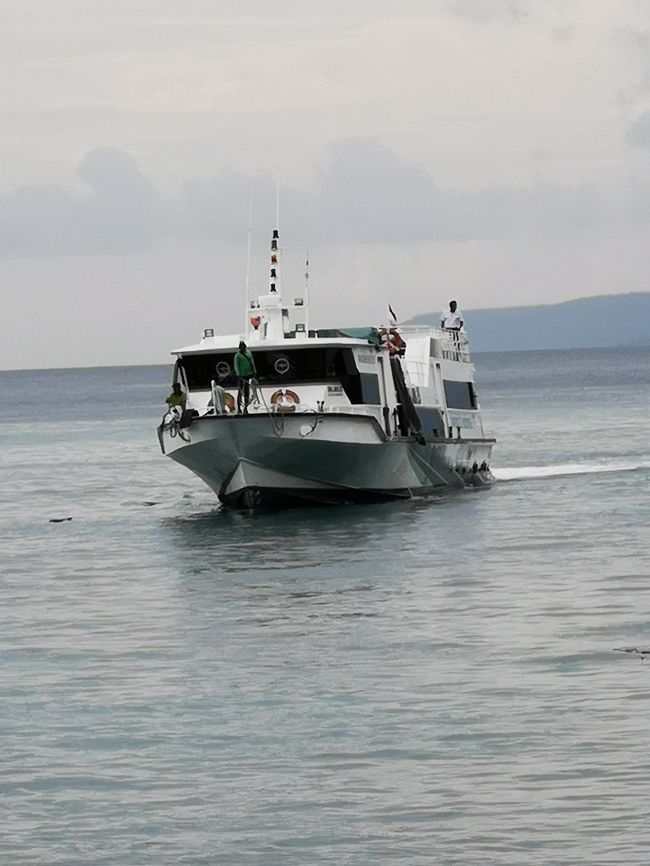 パダンバイのジェッター（桟橋）からエカジャヤの船<br />ギリトラワンガン・ギリメノ・ギリアイル・バンサル（ロンボク）<br />パダンバイでチケット買えば<br />　片道　150,000Rp　往復　300,000Rp<br />チケット屋の看板の写真撮ってきますので、<br />ご希望の方はご自身で(笑)購入くださーーい。