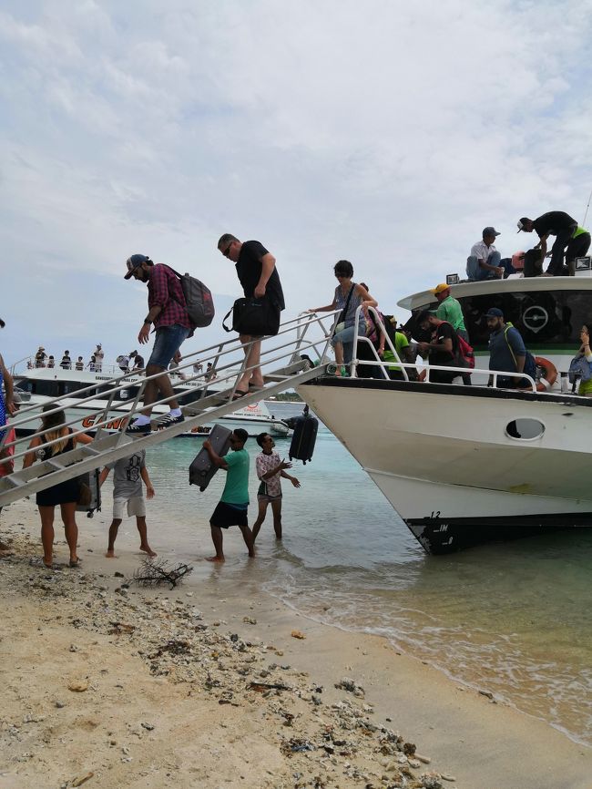 https://www.ekajayafastboat.com/<br />パダンバイから約90分でギリトラワンガンに到着します。<br /><br />大きな荷物（トランク）はサヌールのホテルに置いて（titip）<br />当面の両替もサヌールでしてからパダンバイ入りしています。<br />機内持ち込みのキャリーバック１個です。