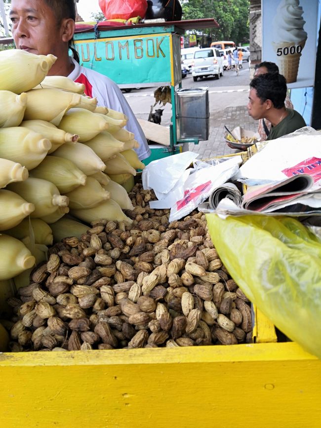 マタハリタルビットに行くと、<br />蒸しトウモロコシ＆ピーナツの屋台<br />「マウチョバmau coba」っていうと<br />試食させてくれるよ(笑)